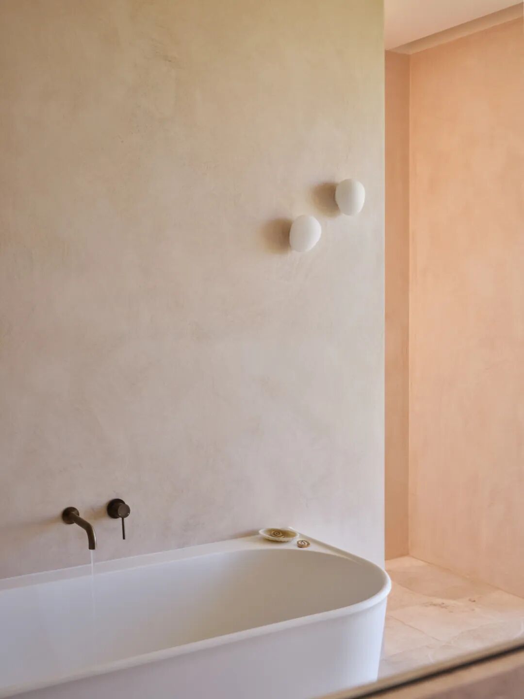 浴缸与水龙头细部