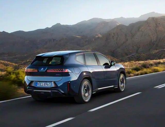 深蓝色宝马iX车尾特写