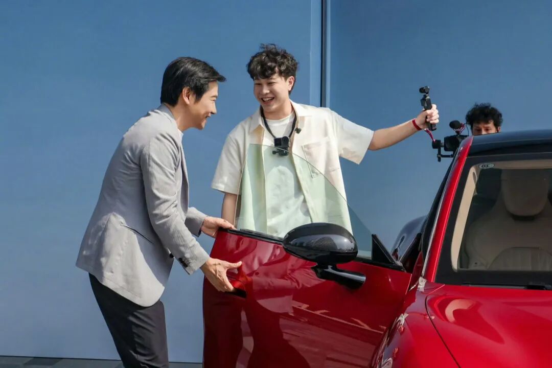 雷军与工作人员互动