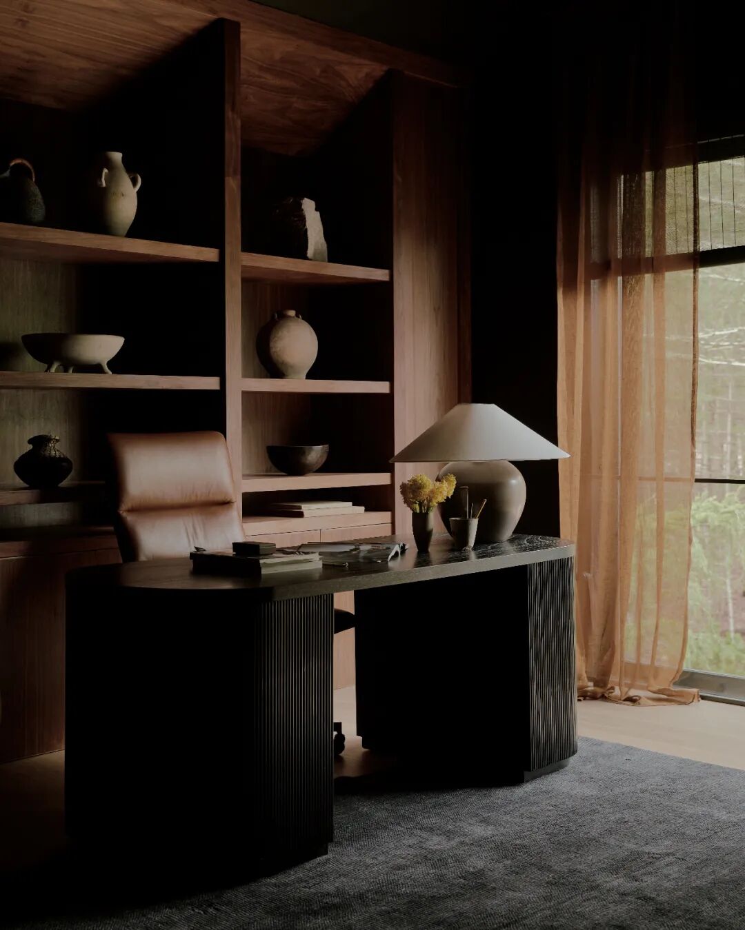 现代书房，深色书架与黑色书桌