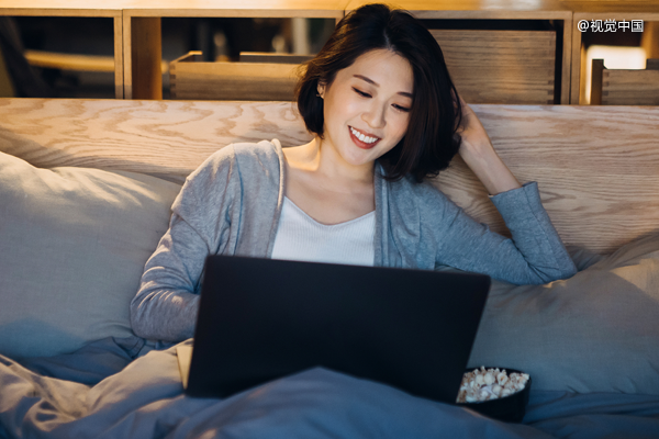 年轻女性在室内使用笔记本电脑