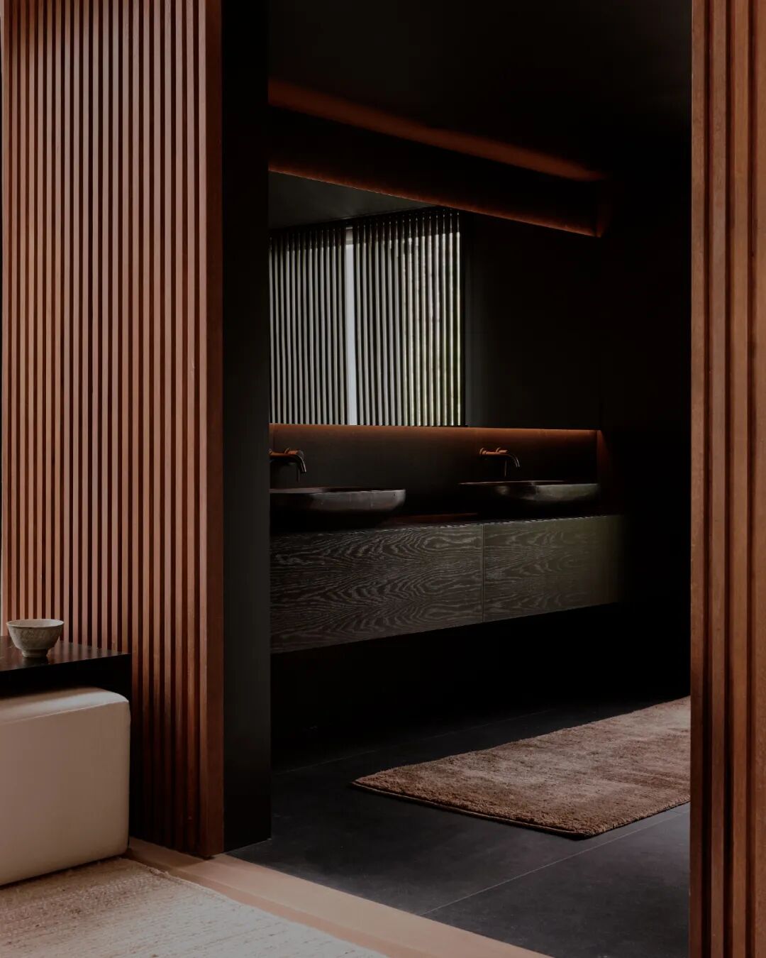 现代日式风格浴室，深色调与双台盆