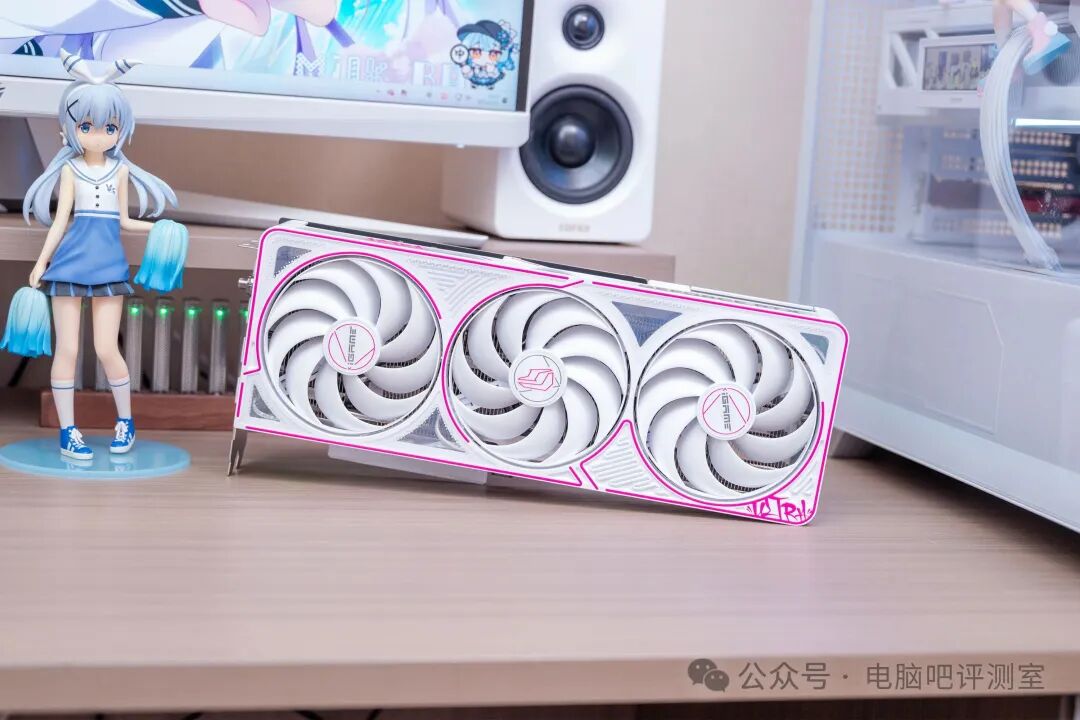 白色三风扇设计的RTX 5070 Ti显卡