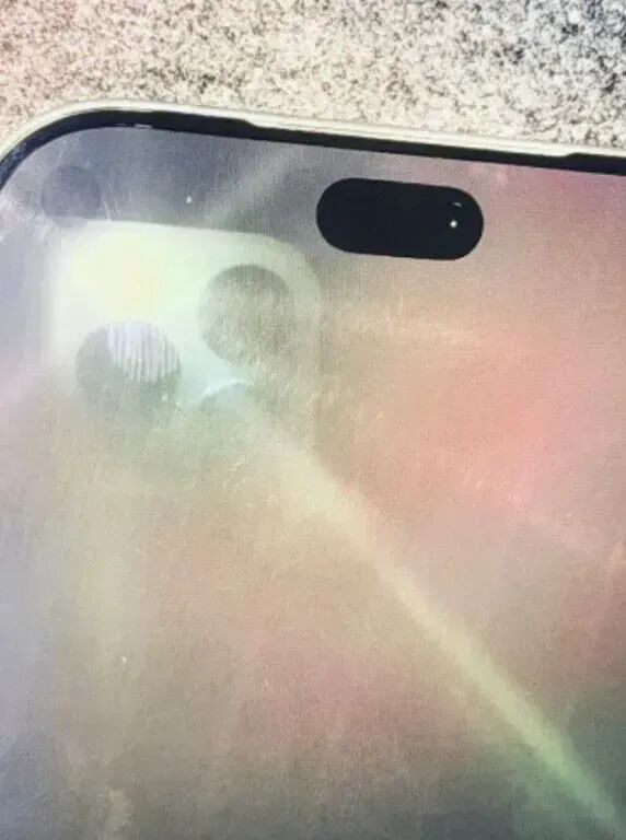 iPhone 18 Pro模具顶部开孔特写，展示缩小的灵动岛区域