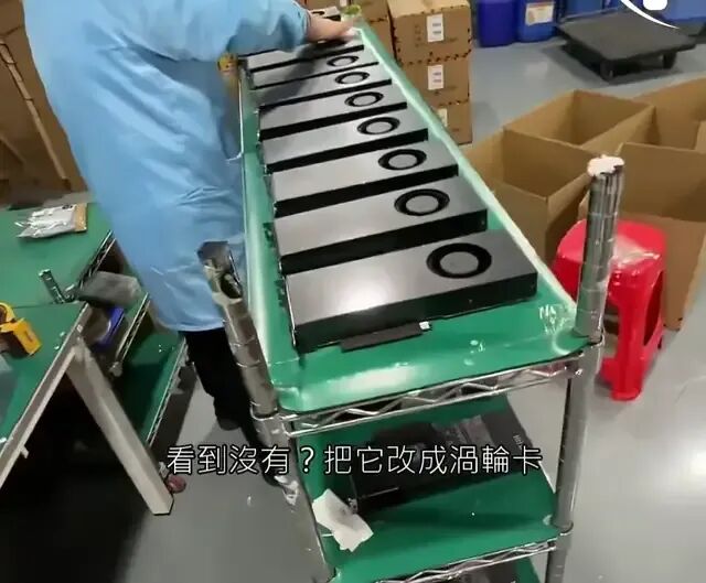 工作人员展示改装中的涡轮显卡