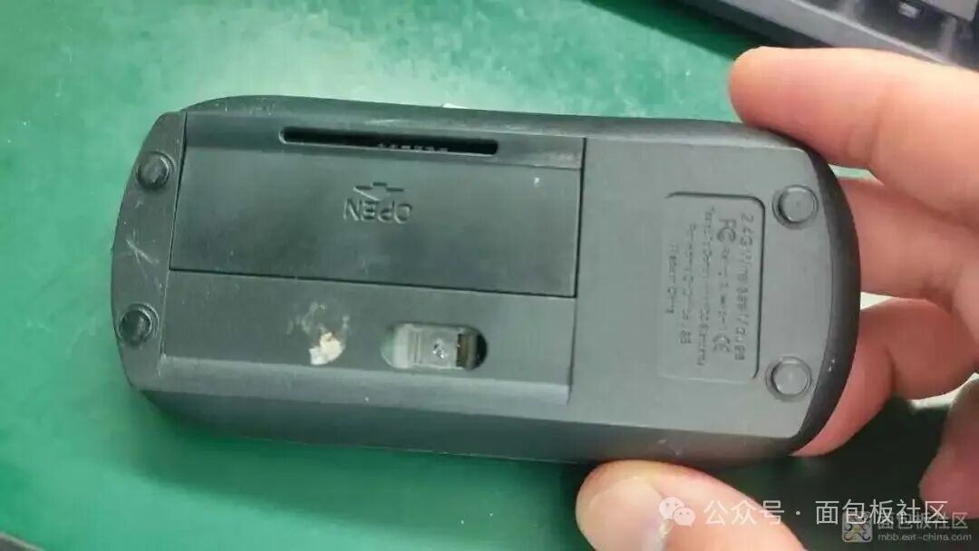 无线鼠标底部电池仓与产品标签细节