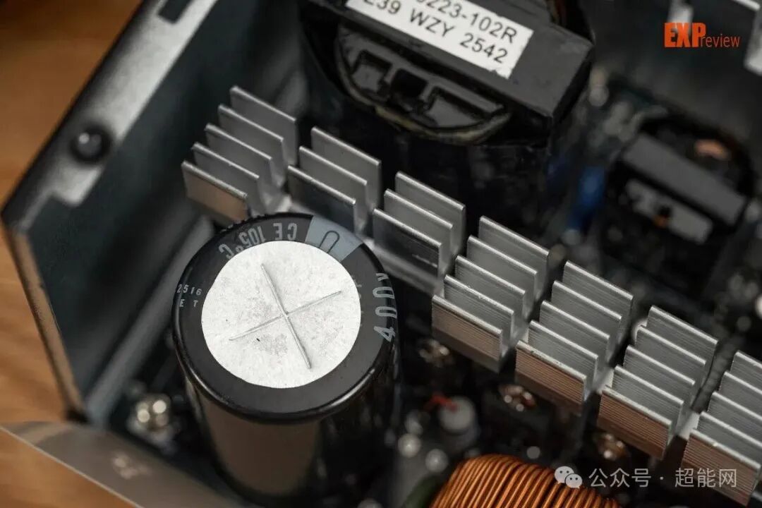 GAMEMAX MAX P750B 电源主电容特写,为尼吉康400V/470μF电容