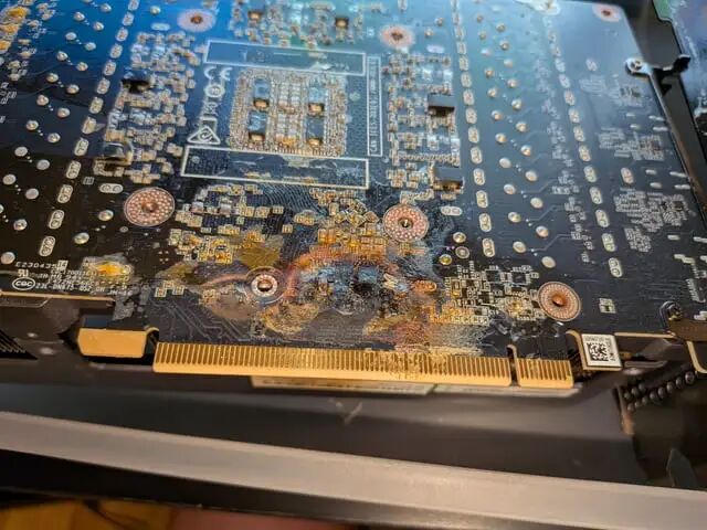 遭液体腐蚀的显卡 PCB 电路板特写