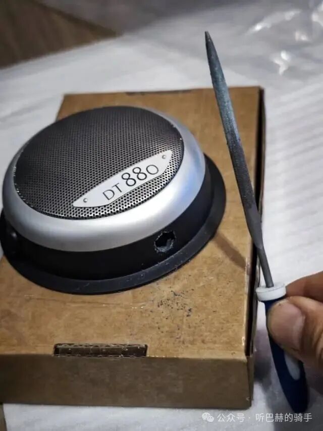 使用电钻和锉刀为DT880开孔