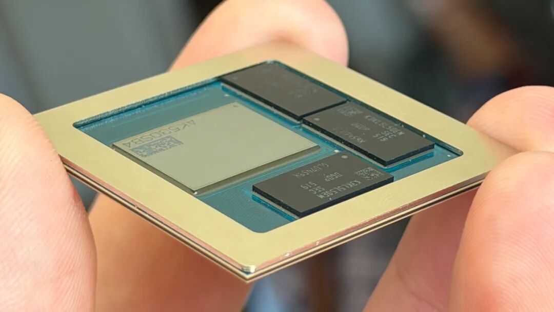 Snapdragon X2 Elite Extreme芯片实物特写,封装上可见SK hynix内存颗粒