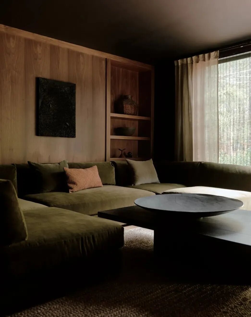 墨绿色绒面沙发构成的私密影音室