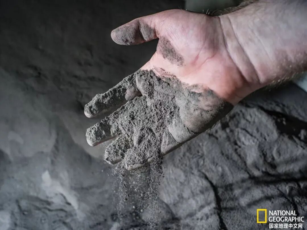 手沾满模拟月球尘埃