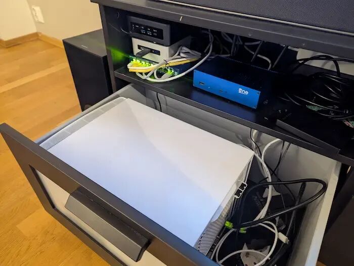 家庭实验室抽屉内的主机与设备