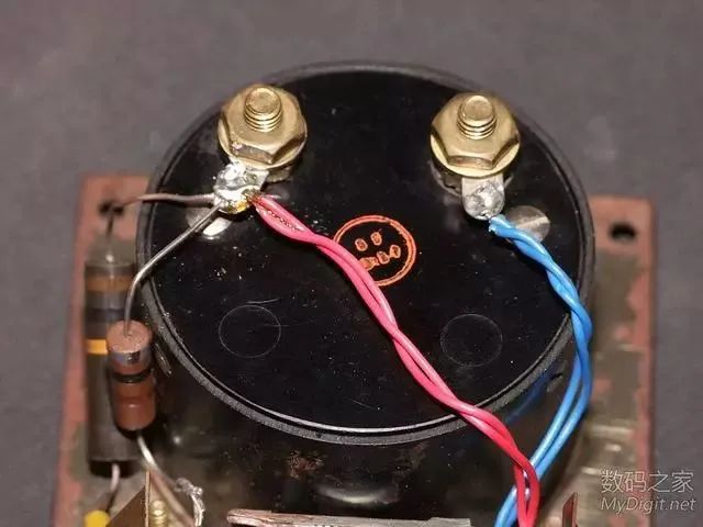 万用表磁电式表头特写