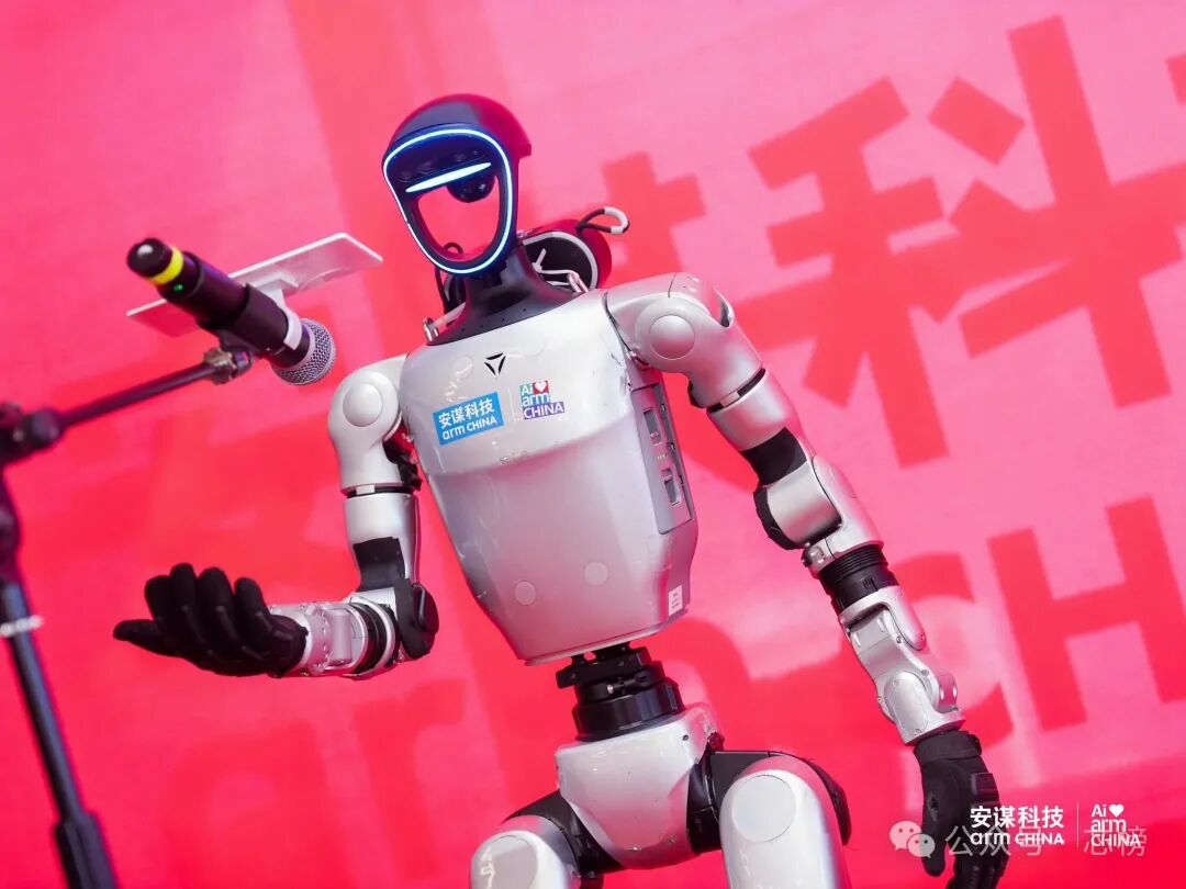 机器人主持活动