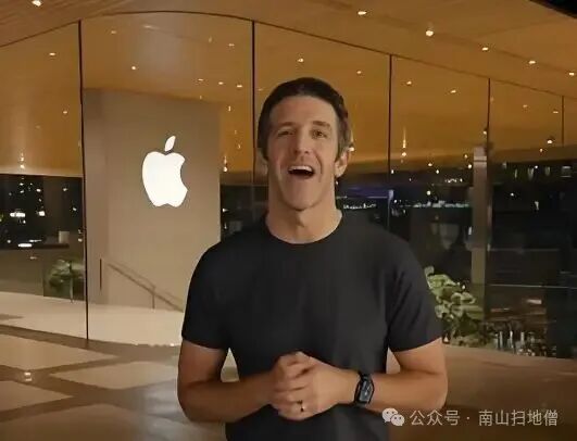 约翰·特努斯在苹果零售店内，身穿黑色T恤，开怀大笑