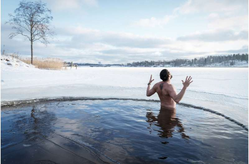 在冰水浴中放松的人