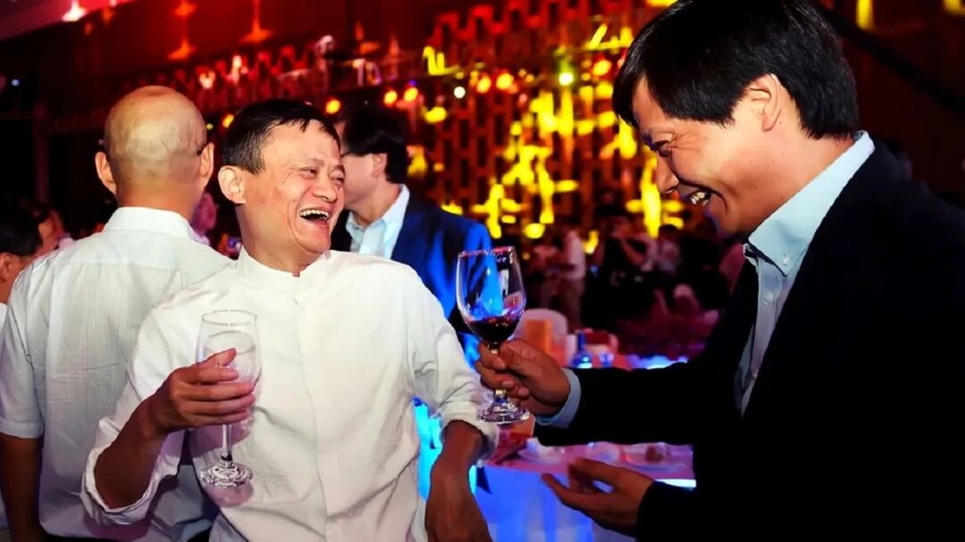 两位商业领袖在聚会中举杯畅谈