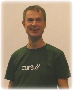 Daniel Stenberg穿着‘curl://’主题T恤