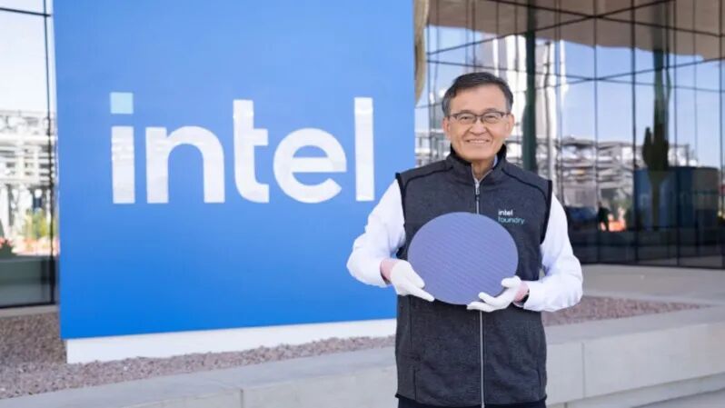 英特尔员工手持晶圆