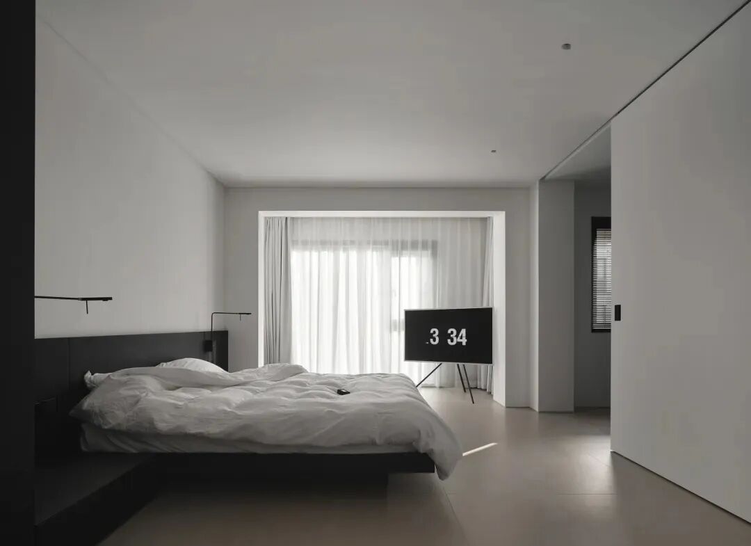 主卧，黑色悬浮床与电视