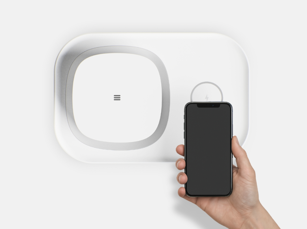 手机放置在Breathe: on无线充电板上的演示