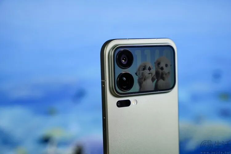 智能手机后置双摄模组特写带副屏显示卡通图案