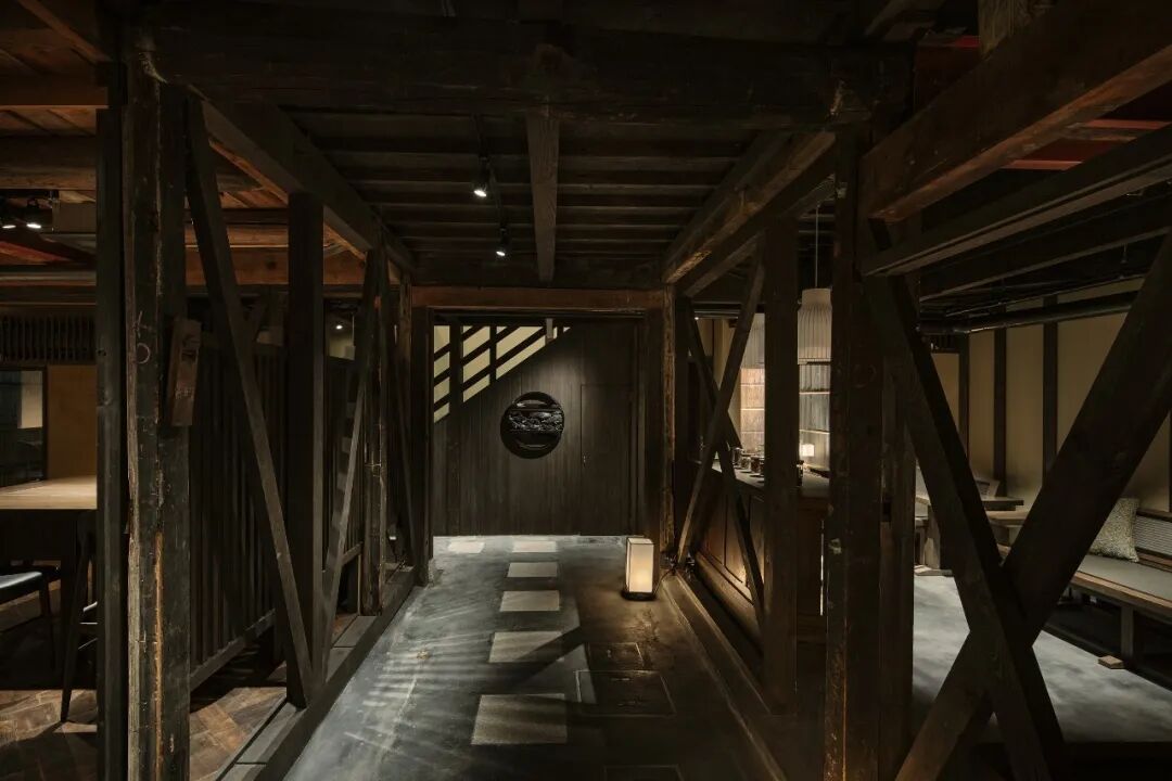 昏暗静谧的木质走廊