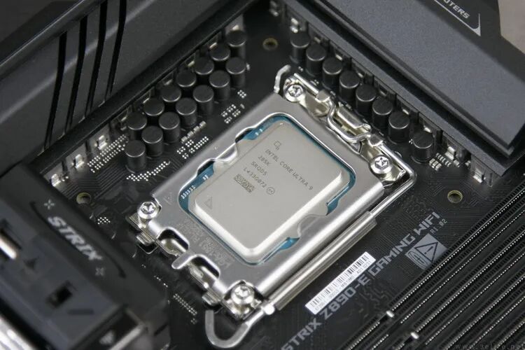 主板上搭载的 Intel Core i9-13900K 处理器特写，表面印有型号及生产信息