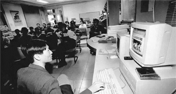 上世纪90年代电脑培训室场景