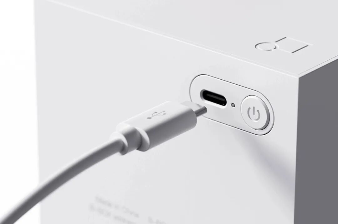 白色设备USB-C接口插入特写