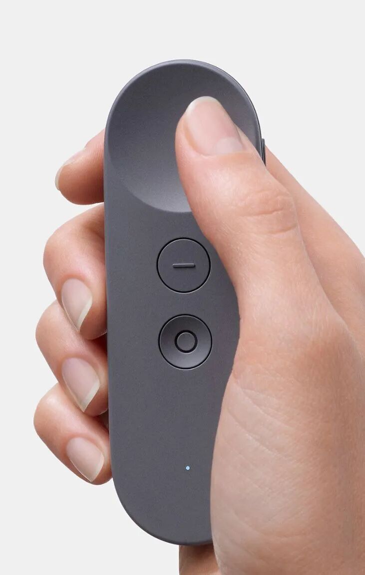 手持灰色椭圆形遥控器操作示意