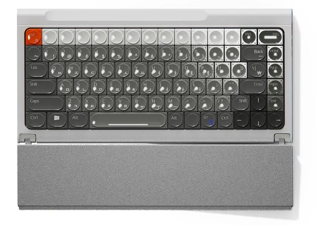 银灰色圆形透明键帽笔记本键盘俯视图