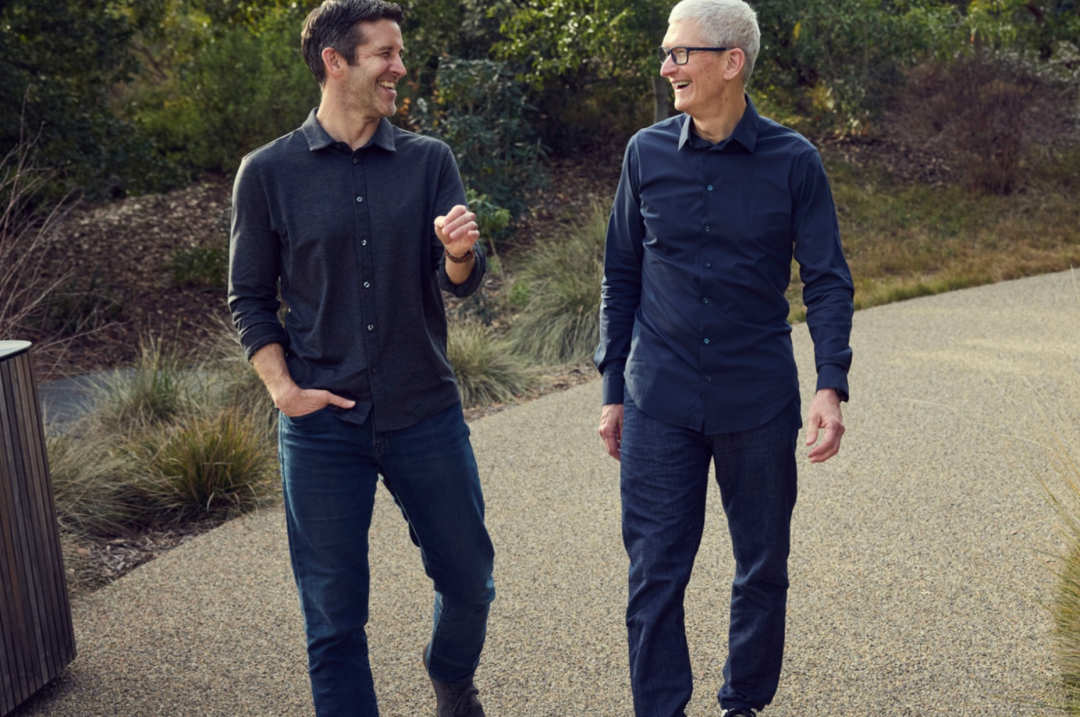 库克与特努斯并肩行走