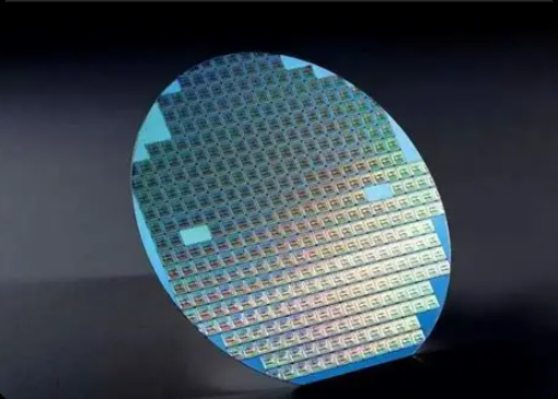 布满芯片单元的圆形硅晶圆