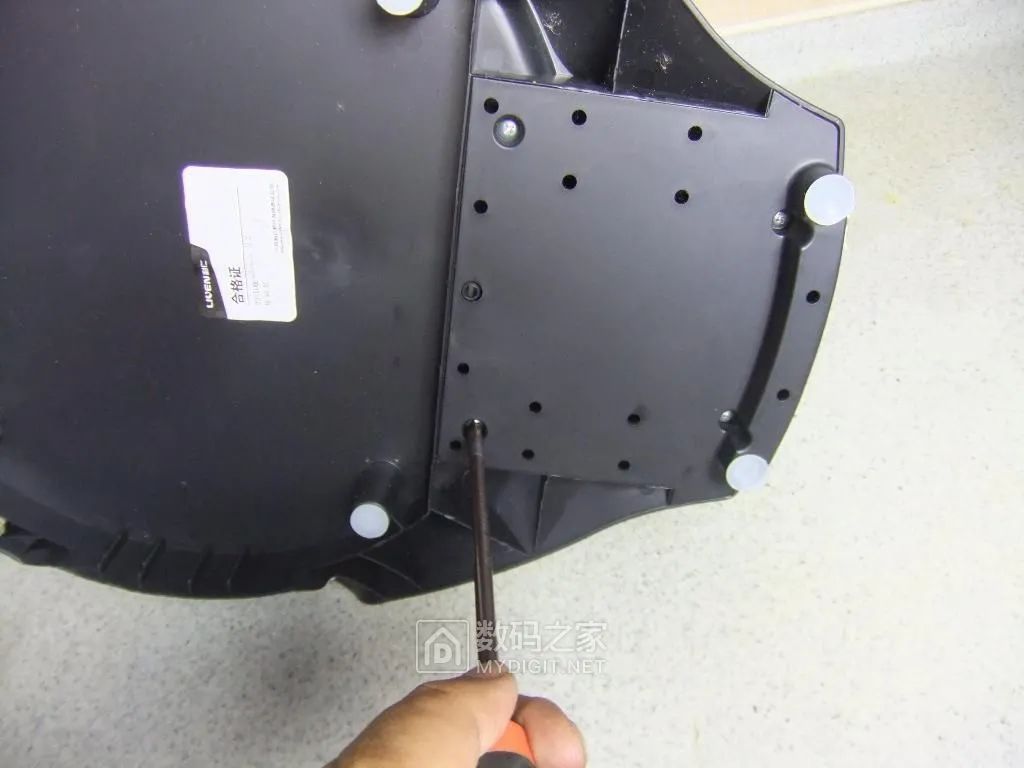 拆卸空气炸锅底座盖板