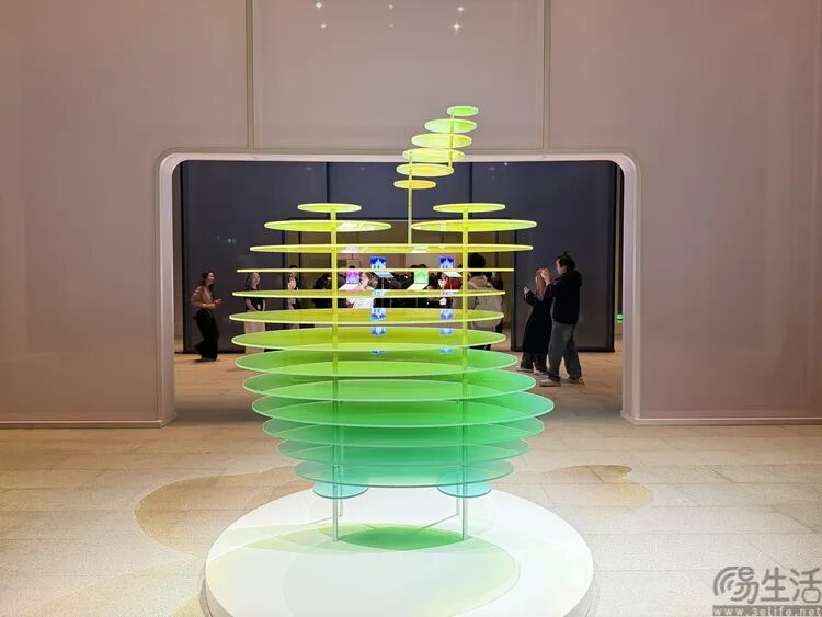 多层渐变透明圆盘构成的现代艺术装置