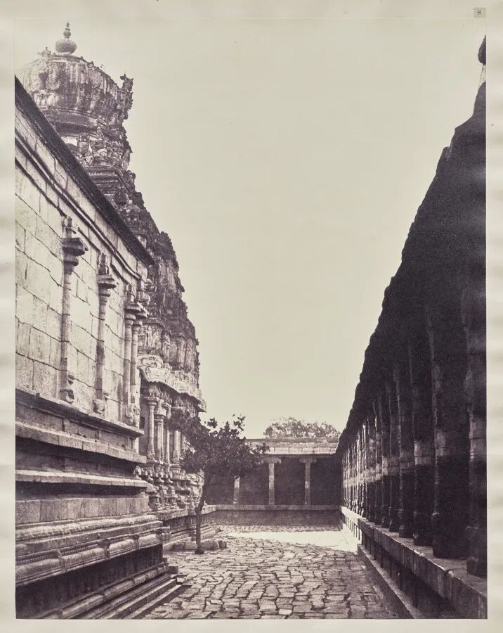 黑白寺庙庭院摄影中,建筑从近处墙面向远处塔楼延伸