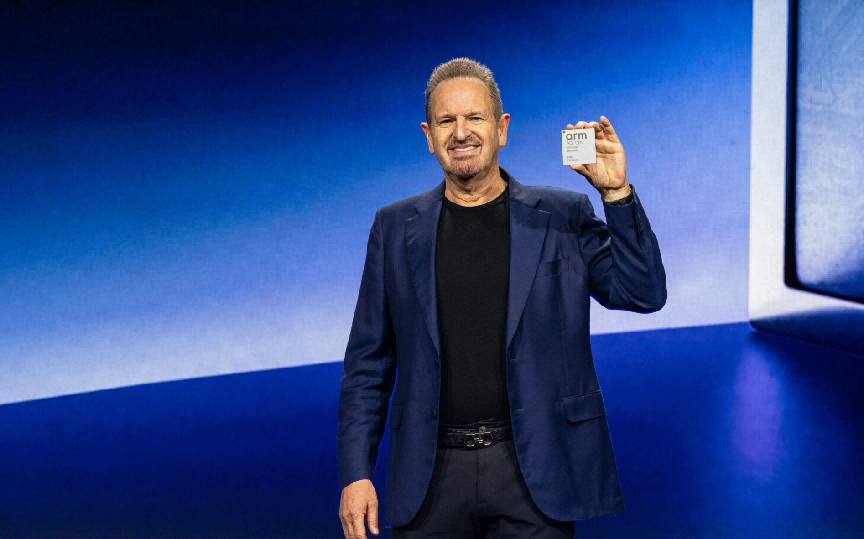 Arm CEO在发布会上展示AGI CPU