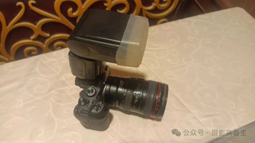 黑色单反相机搭配长焦镜头