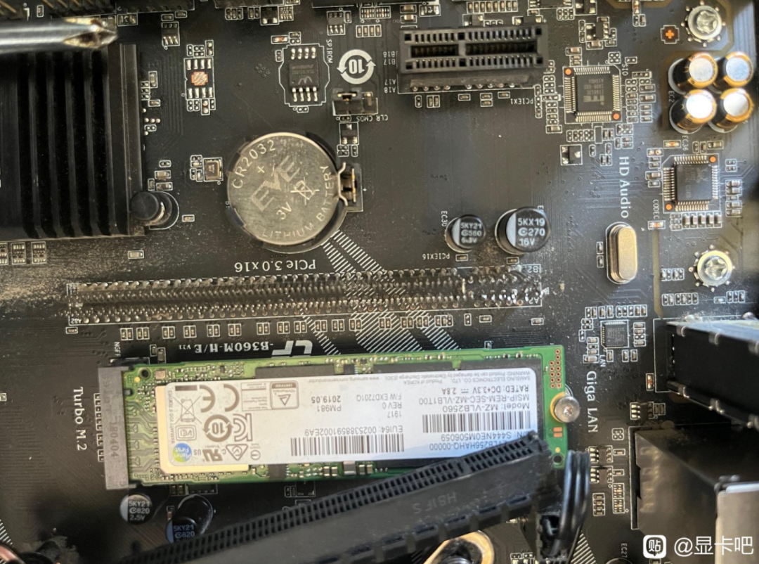 主板PCIe x16插槽与M.2固态硬盘局部特写