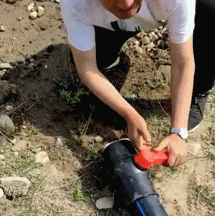 维修工操作管道时被高压水雾喷退的实拍GIF