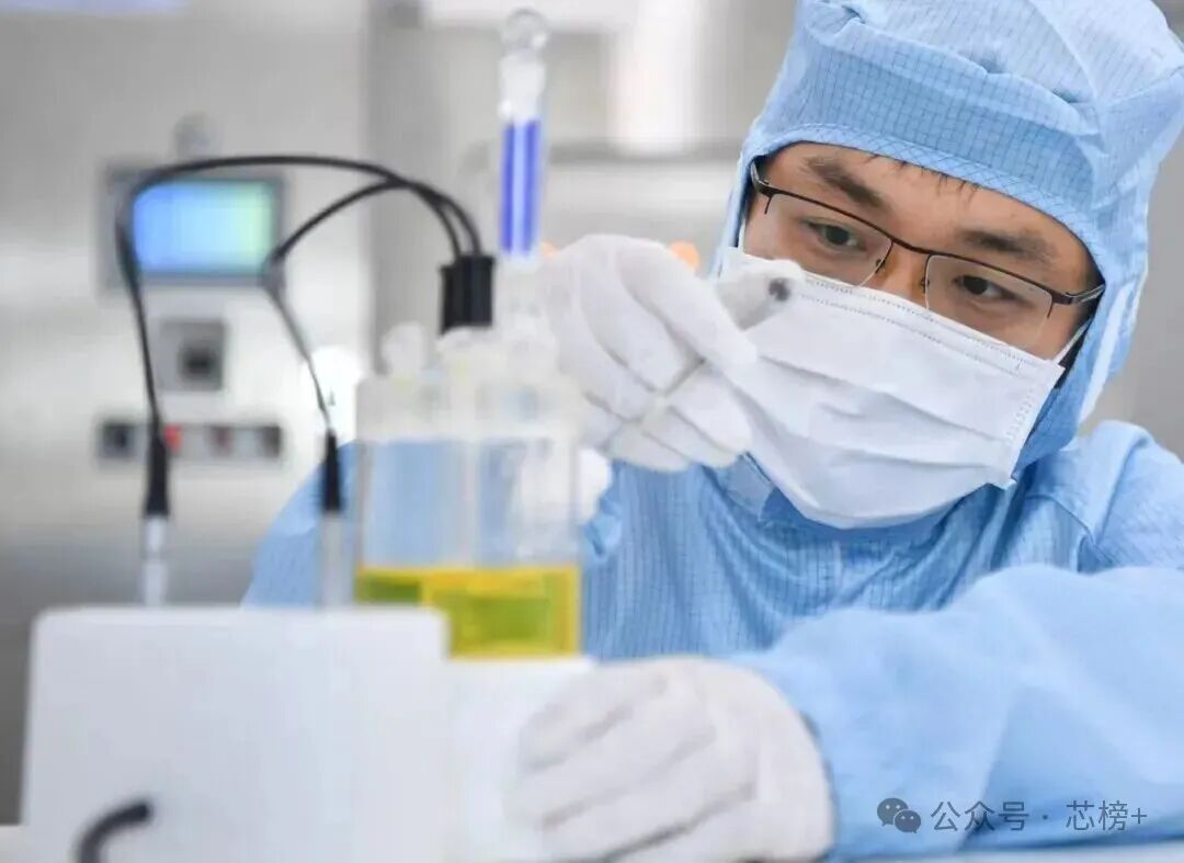 研究人员操作仪器