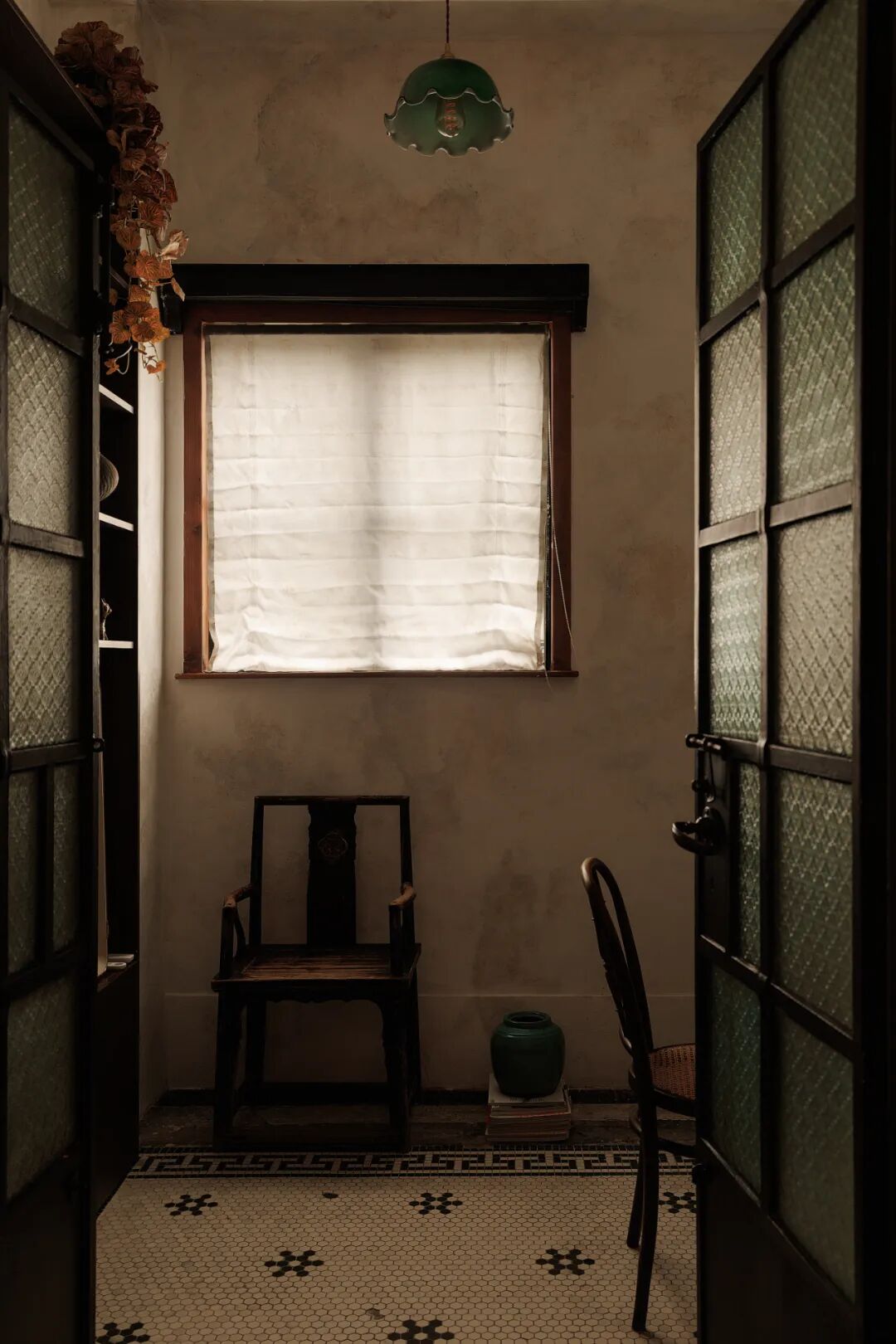 老洋房窗户与中式圈椅角落