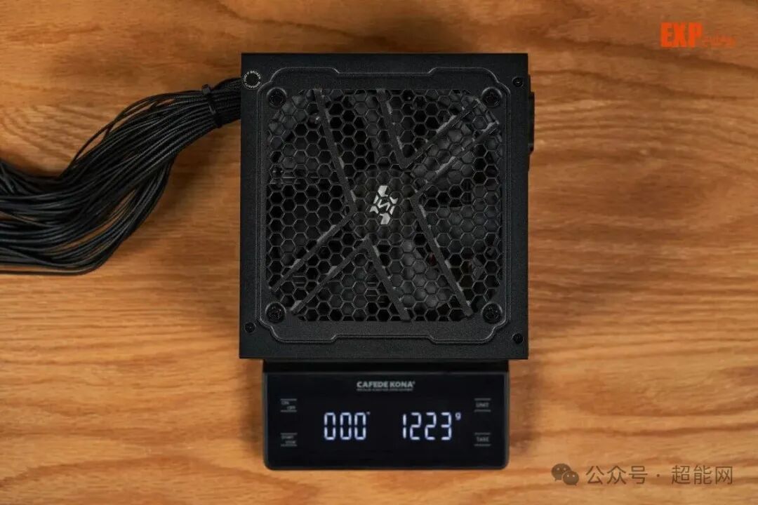 GAMEMAX MAX P750B 电源称重图,重量为1.23kg