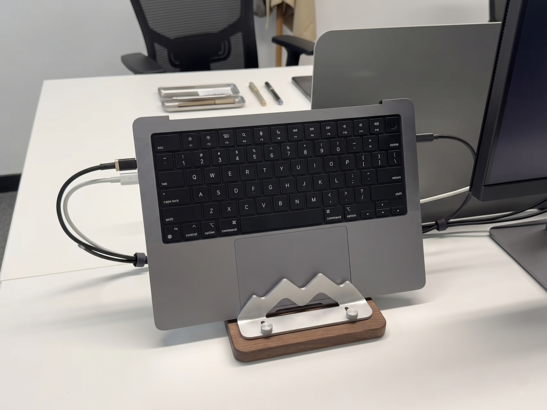 竖立放置的无头MacBook Pro,连接着各类线缆