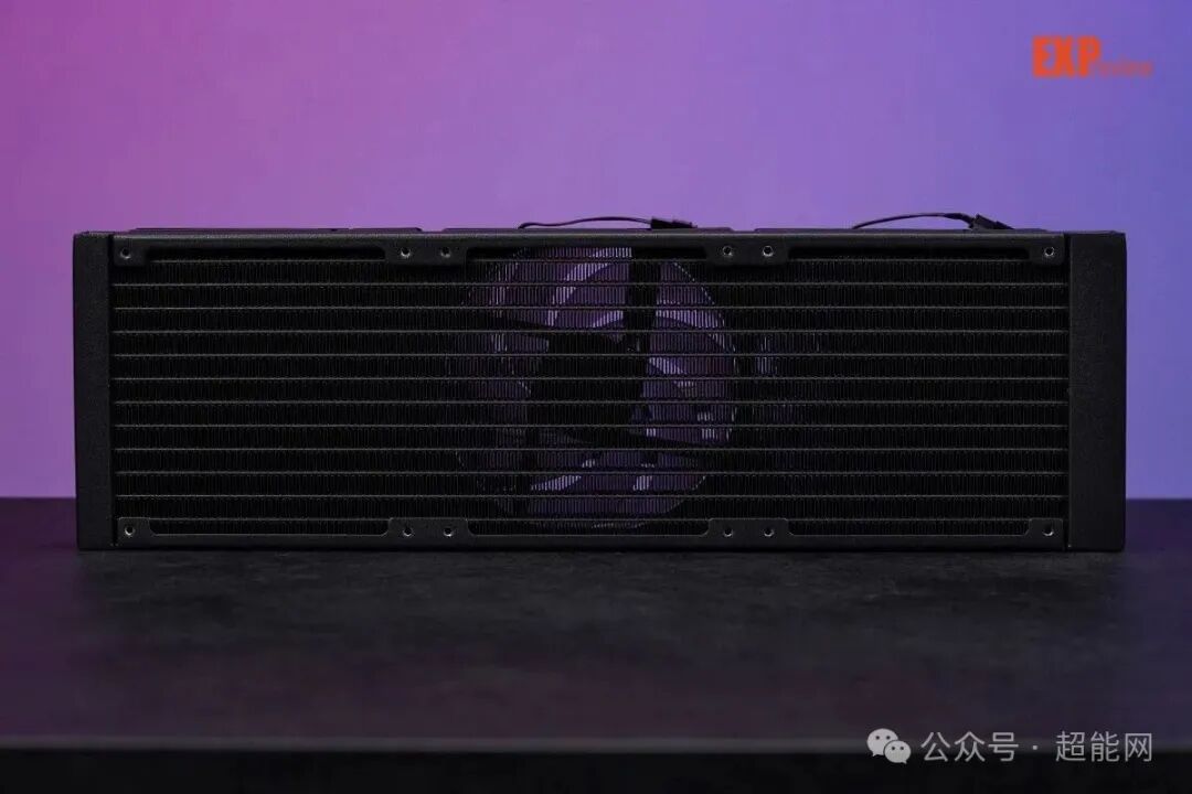 微星360水冷冷排鳍片与风扇结构特写