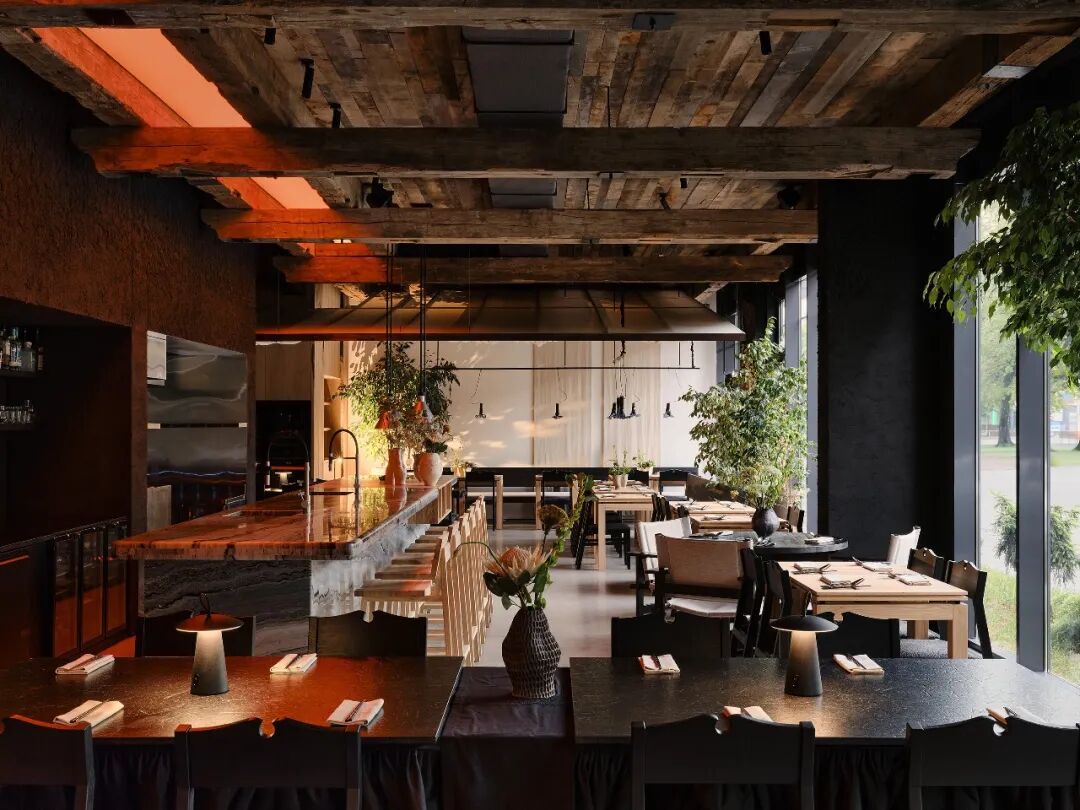 现代工业风餐厅内部