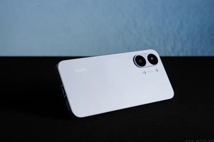 REDMI Turbo 5 Max 白色机身背面