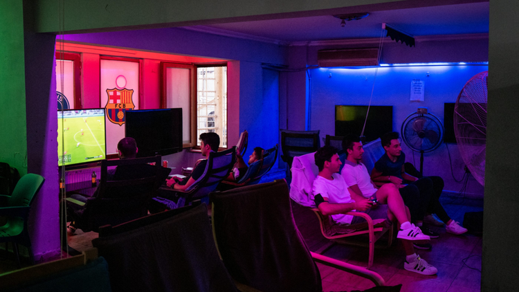 灯光绚烂的室内游戏厅